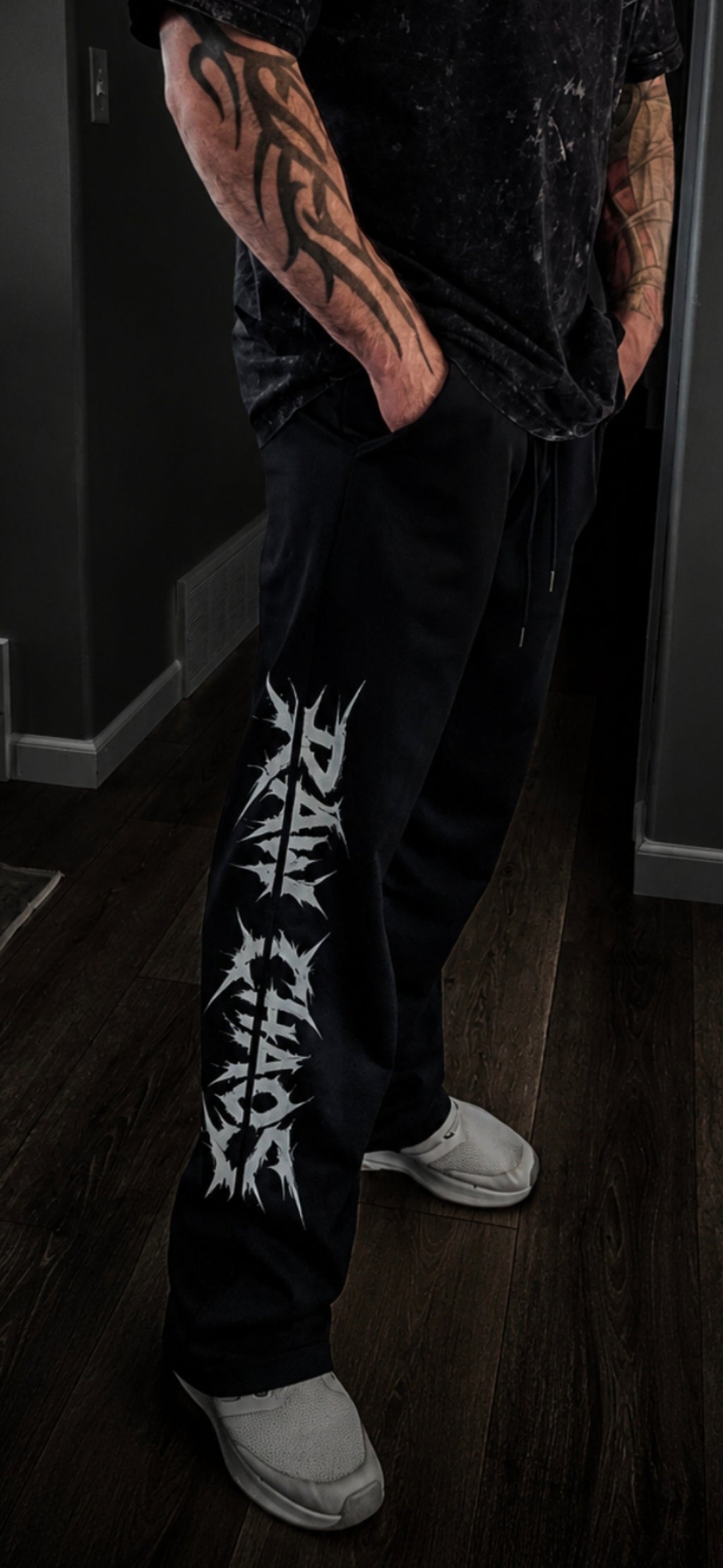 Wide leg pants razor's logo!